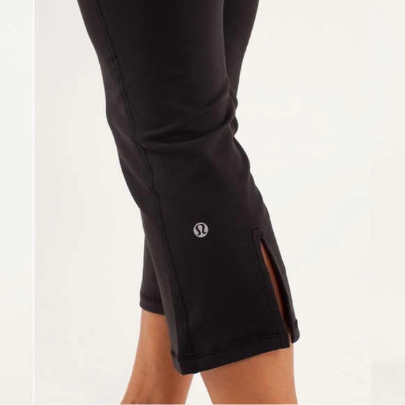 Women 💙🖤Lululemon Gather & Crow Crop
Black/Tonka Stripe Angel Blue, size 4 - Picture 3 of 11